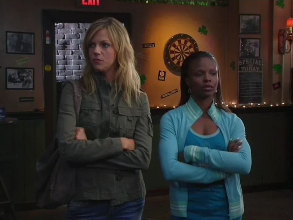 Still from It's Always Sunny S01E01: Dee and Janell