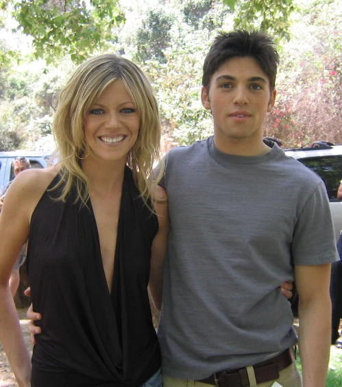 Still from It's Always Sunny S01E03: Dee and her high-school date, Trey