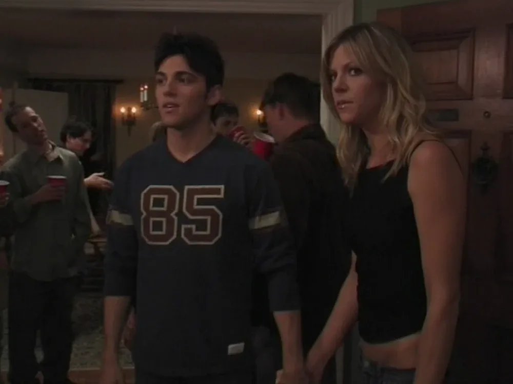 Still from It's Always Sunny S01E03: Trey and Dee at the party