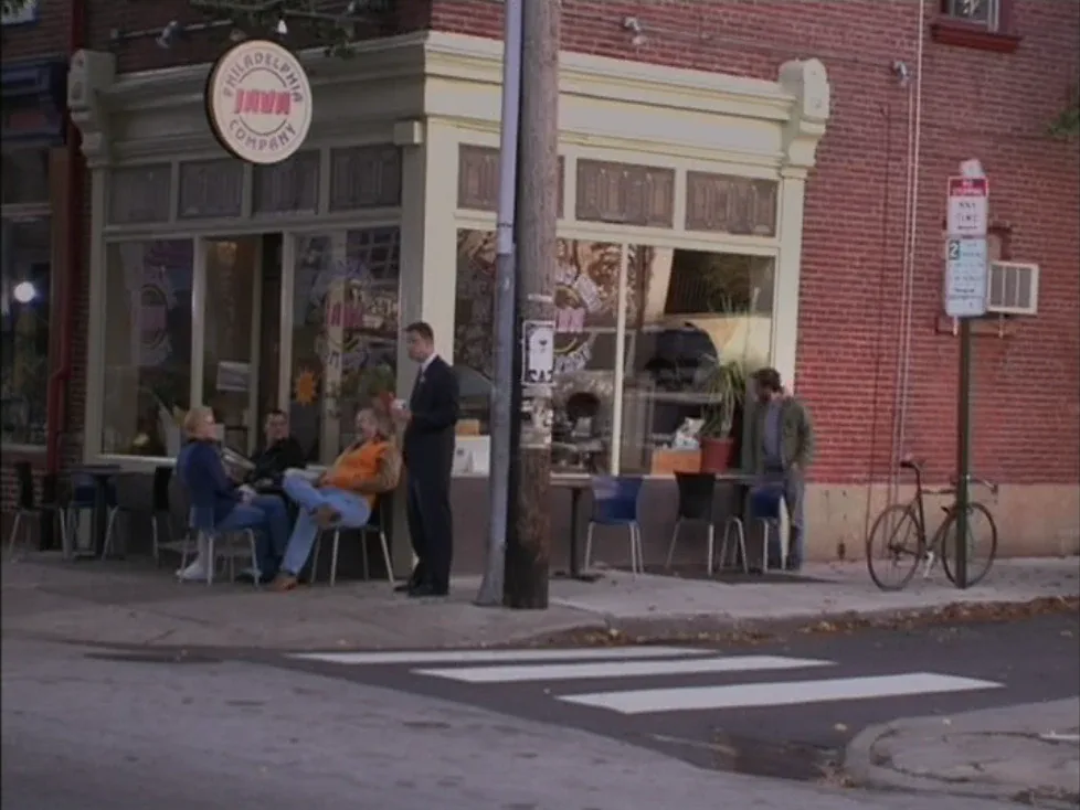 Still from It's Always Sunny S01E04: The coffee shop