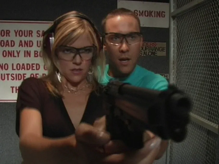 Still from It's Always Sunny S01E05: Dee and Colin with the gun